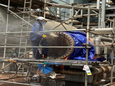 Vệ sinh thiết bị trao đổi nhiệt dạng ống chùm thẳng nằm ngang bằng tia nước áp lực cao